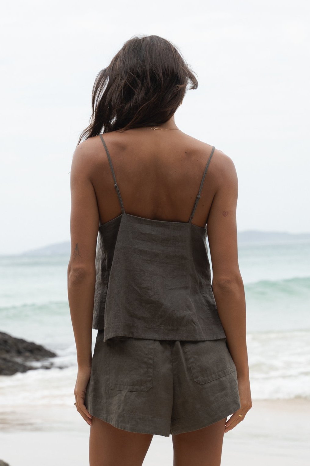 LILLY PILLY Rosa linen op in Khaki